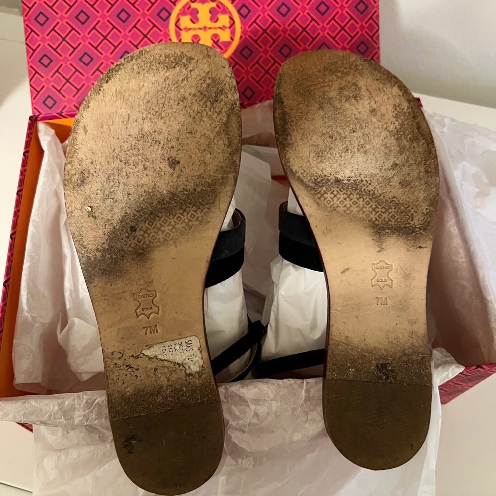 Tory Burch BAR LOGO flat sandal Lancaster Suede Navy & Black with Gold hardware - Picture 9 of 9